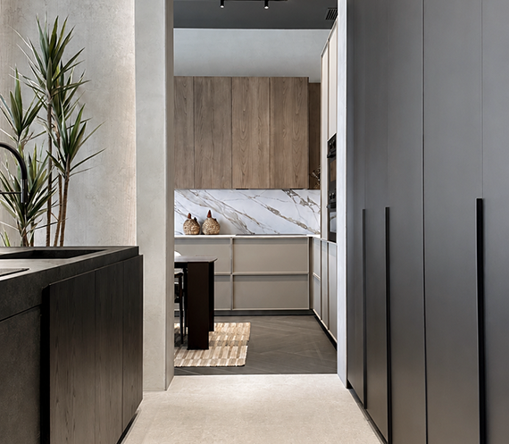 showroom-cocina-pasillo-armarios-gris.webp-madrid